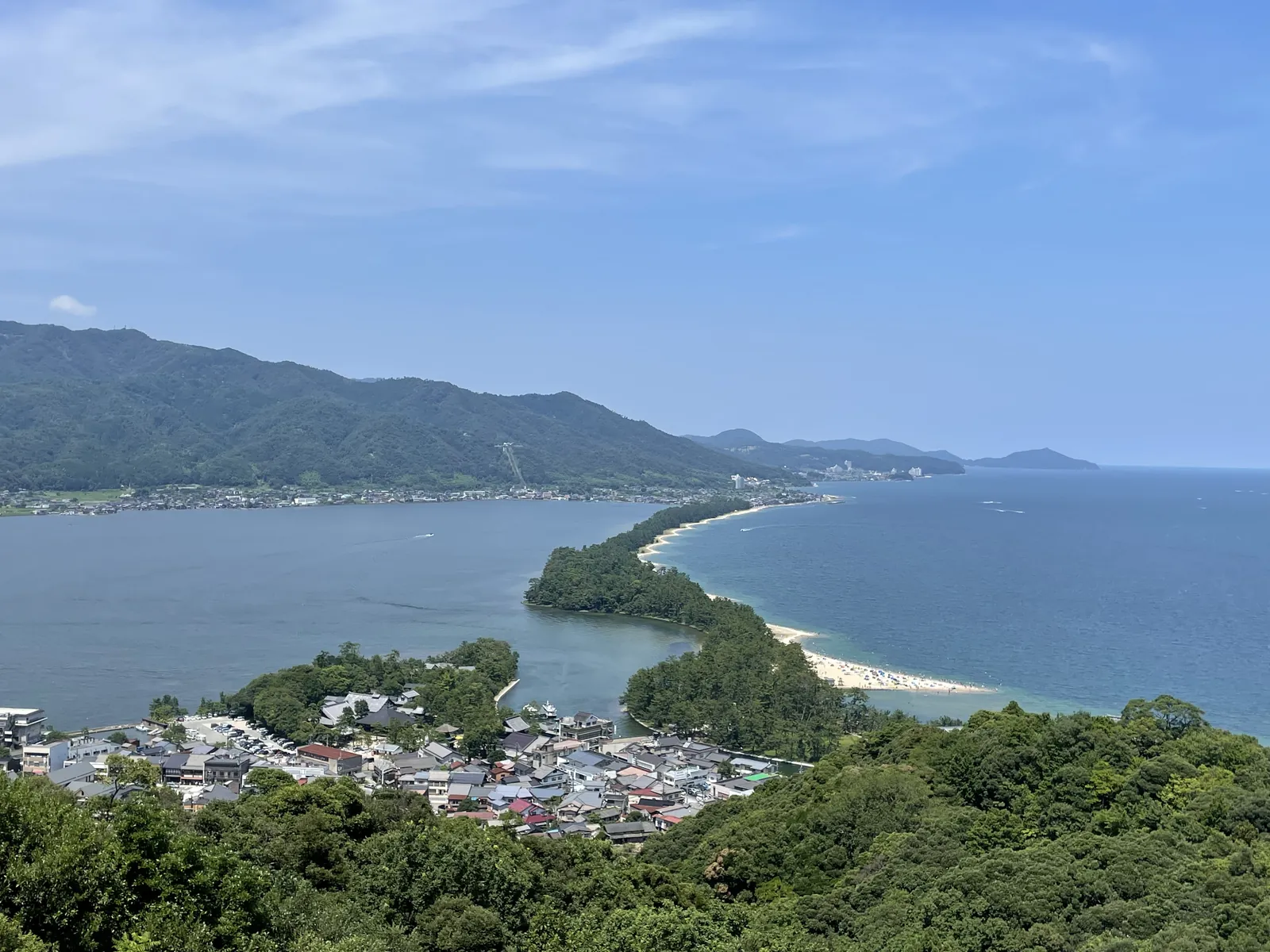天橋立の松並木と海